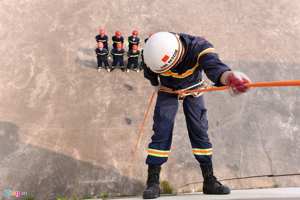 Khổ luyện leo thang, đu dây cứu hộ nạn nhân